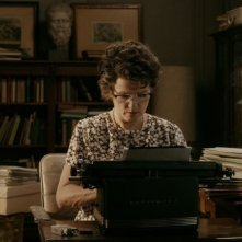 Barbara Sukowa nei panni di Hannah Arendt in una scena