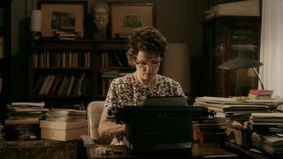 Barbara Sukowa nei panni di Hannah Arendt in una scena