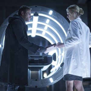 I, Frankenstein: Yvonne Strahovski e Aaron Eckhart in una scena del film fantasy
