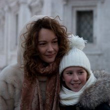 Amori elementari:Cristiana Capotondi con una delle piccole protagoniste del film in una scena