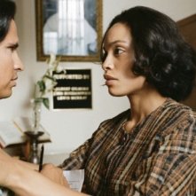 Chavez: Michael Pena e Rosario Dawson in una scena del film