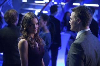 Arrow: Katie Cassidy e Stephen Amell in una scena dell'episodio Blast Radius
