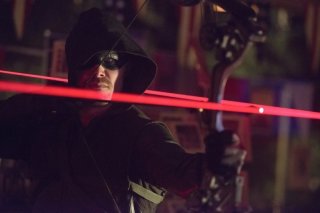 Arrow: Stephen Amell in una scena dell'episodio Blast Radius
