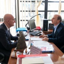 La gente che sta bene: Claudio Bisio con Carlo Buccirosso in una scena del film