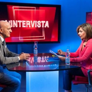 La gente che sta bene: Claudio Bisio in una scena del film durante un'intervista televisiva