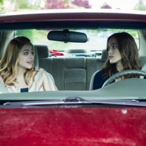Laggies: Keira Knightley e Chloe Moretz in auto