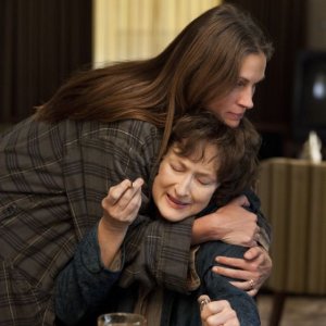 Meryl Streep con Julia Roberts in una drammatica scena de I segreti di Osage County