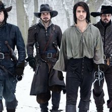 The Musketeers: Luke Pasqualino, Tom Burke, Santiago Cabrera e Howard Charles in un'immagine del primo episodio della serie