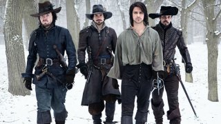 The Musketeers: Luke Pasqualino, Tom Burke, Santiago Cabrera e Howard Charles in un'immagine del primo episodio della serie