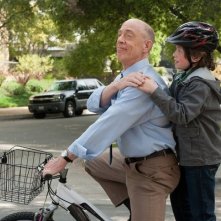 Growing Up Fisher: J.K. Simmons ed Eli Baker in una scena della serie