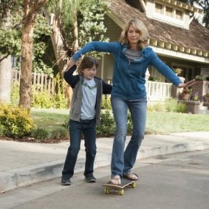 Growing Up Fisher: Jenna Elfman ed Eli Baker in una foto di scena della serie