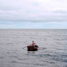 Il superstite: George MacKay in una scena