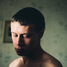 Il superstite: il protagonista George MacKay in un primo piano tratto dal film