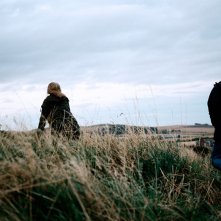 Il superstite: Nichola Burley e George MacKay in una suggestiva scena del film