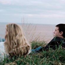 Il superstite: Nichola Burley in una scena insieme a George MacKay