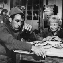 La strada: una scena con Anthony Quinn e Giulietta Masina