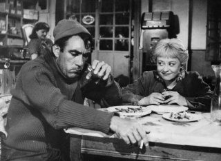 La strada: una scena con Anthony Quinn e Giulietta Masina