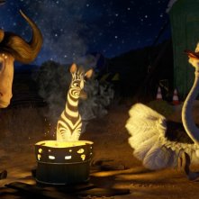 Khumba: Mama V con Khumba e lo struzzo Bradley intorno ad un falò in una scena del film