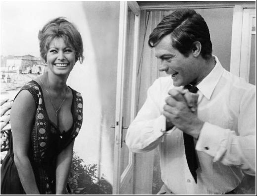 Sophia Loren e Marcello Mastroianni sul set di Ieri, oggi, domani.