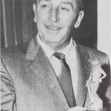 Walt Disney e l'Italia: Wald Disney con il David di Donatello in un'immagine del documentario