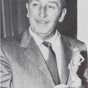 Walt Disney e l'Italia: Wald Disney con il David di Donatello in un'immagine del documentario