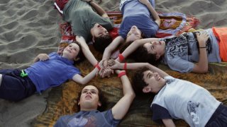 Braccialetti Rossi: Mirko Trovato (Davide), Aurora Ruffino (Cris), Pio Piscicelli (Toni), Carmine Buschini (Leo), Brando Pacitto (Vale) e Lorenzo Guidi (Rocco) in una scena della fiction