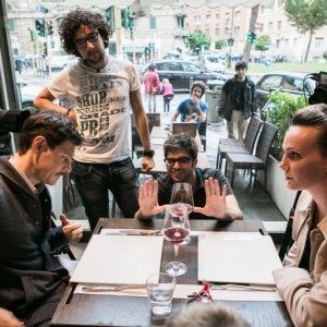 Amore oggi: Andrea Bosca e Sara Zanier con i registi sul set dell'episodio Precari