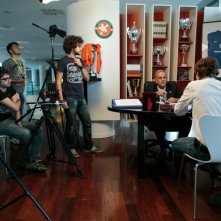 Amore oggi: Enrico Bertolino, Alessandro Tiberi con i registi sul set dell'episodio Il campione