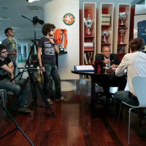 Amore oggi: Enrico Bertolino, Alessandro Tiberi con i registi sul set dell'episodio Il campione