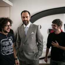 Amore oggi: Neri Marcorè con i registi sul set dell'episodio Il campione