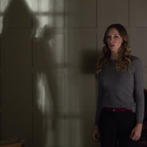 Arrow: Katie Cassidy in una scena dell'episodio Blind Spot