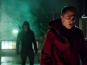 Arrow: Colton Haynes e Stephen Amell nell'episodio Blind Spot