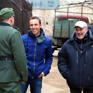 Storia di una ladra di libri: il regista Brian Percival sul set con l'autore del libro Markus Zusak