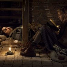 Storia di una ladra di libri: Sophie Nélisse in una scena del film con Ben Schnetzer