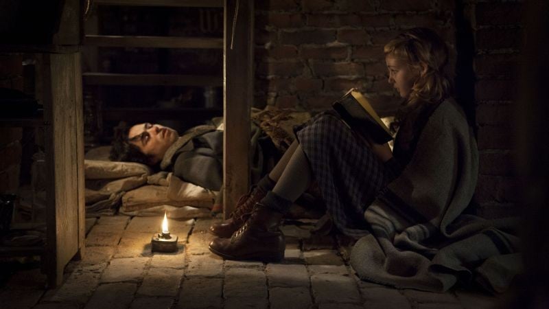 Storia di una ladra di libri: Sophie Nélisse in una scena del film con Ben Schnetzer