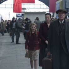 Storia di una ladra di libri: Sophie Nélisse in una scena del film con Geoffrey Rush e Emily Watson
