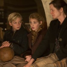 Storia di una ladra di libri: Sophie Nélisse in una scena del film con Nico Liersch e Emily Watson