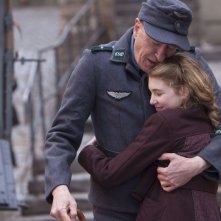 Storia di una ladra di libri: Sophie Nélisse in una tenera scena del film con Geoffrey Rush