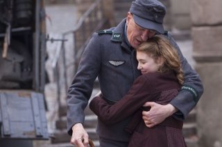 Storia di una ladra di libri: Sophie Nélisse in una tenera scena del film con Geoffrey Rush