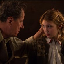 Storia di una ladra di libri: Sophie Nélisse in una tenera scena insieme a Geoffrey Rush