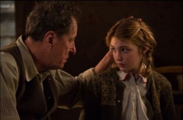 Storia di una ladra di libri: Sophie Nélisse in una tenera scena insieme a Geoffrey Rush