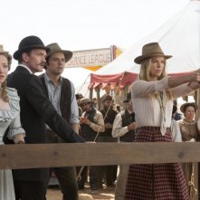A Million Ways To Die In The West Neil Patrick Harris Amanda Seyfried E Seth Macfarlane Osservano La 297527
