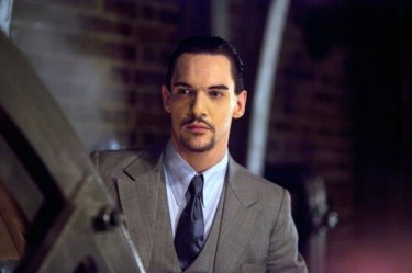 Dracula: Jonathan Rhys Meyers nell'episodio Let There Be Light