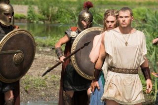 Hercules: La leggenda ha inizio, Gaia Weiss nei panni di Ebe si nasconde dietro il suo Hercules in una scena