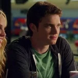 Meaghan Martin e Cameron Deane Stewart in una scena di Geography Club