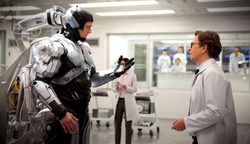 Robocop: Gary Oldman a confronto con Robocop (Joel Kinnaman) in una scena