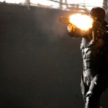 Robocop: il protagonista Joel Kinnaman fa fuoco in una scena del film