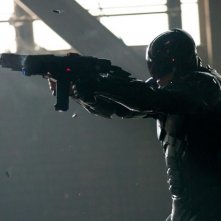 Robocop: il protagonista Joel Kinnaman in una scena d'azione del remake di José Padilha