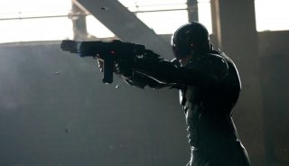 Robocop: il protagonista Joel Kinnaman in una scena d'azione del remake di José Padilha