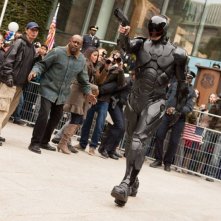Robocop: il protagonista Joel Kinnaman in una scena del remake diretto da José Padilha